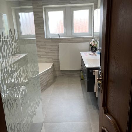 Une salle de bain qui mise sur les reliefs