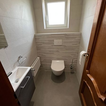 WC rénové dans les tons neutres