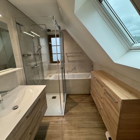 Une salle de bain qui traverse les modes