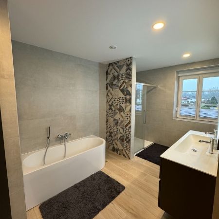 Une salle de bain aux fonctionnalités familiales