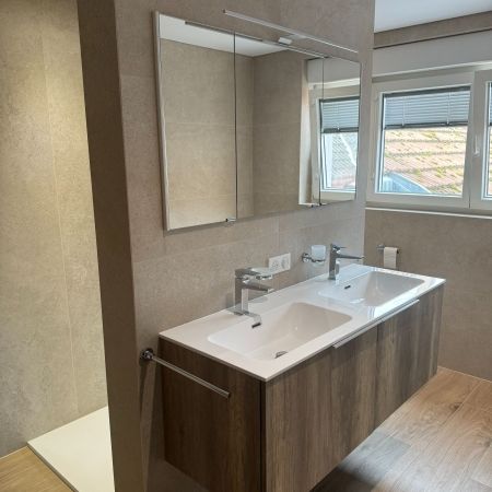 Une salle de bain aux espaces bien définis