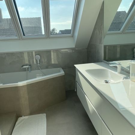 Une salle de bain qui reflète la lumière