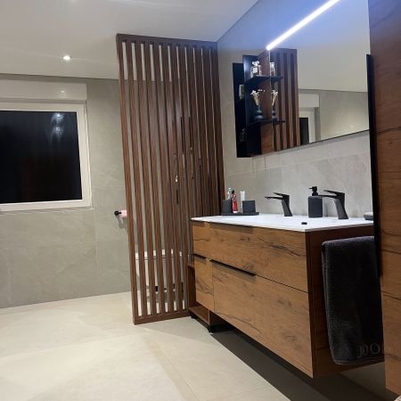 Réalisation d'une salle de bain avec des grands carreaux