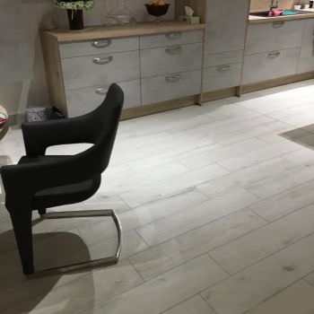 Rénovation d'un sol cuisine et salon en aspect bois