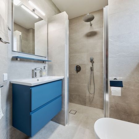 Rénovation salle de bain avec une touche de bleu Rénovation salle de bain avec une touche de bleu