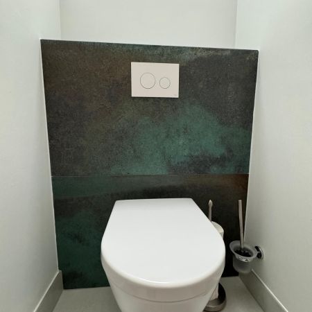 Un toilette aux couleurs intenses de l'océan