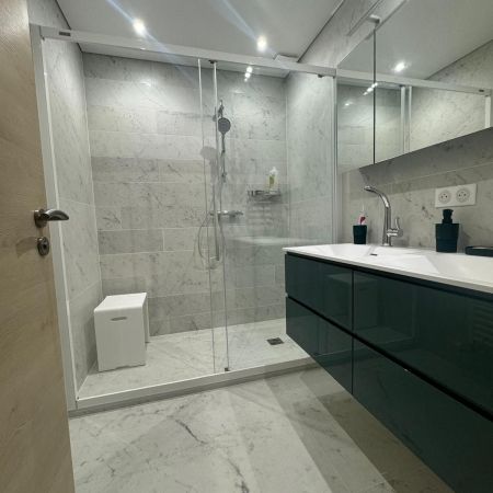 Une salle de bain aux essences de marbre