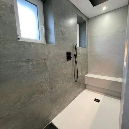 Elégance industrielle : la salle de bain en gris métallisé