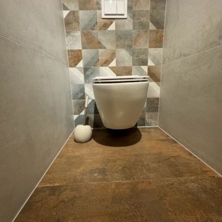 Un toilette aux teintes du métal