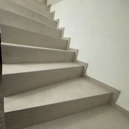 Pose de grès Cérame sur un escalier vers la cave