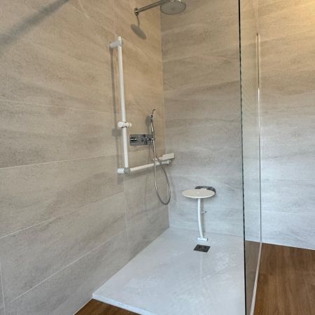 Création d'une salle de bain PMR intégrée à une chambre Création d'une salle de bain PMR intégrée à une chambre