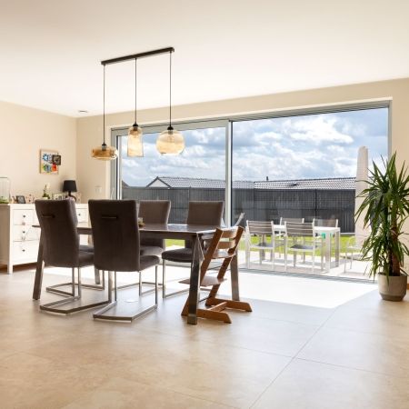 Des pièces de vie habillées d'un grès cérame 80x80