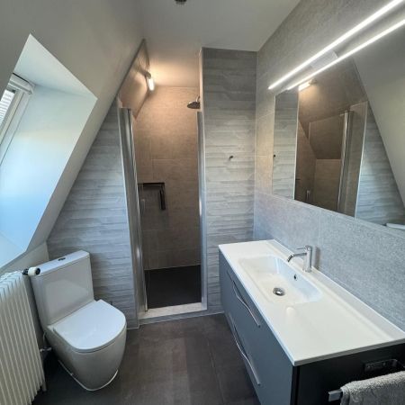 Une salle de bain rénovée & optimisée sous comble Une salle de bain rénovée & optimisée sous comble