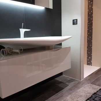 Rénovation d'une salle de bain en noir et blanc