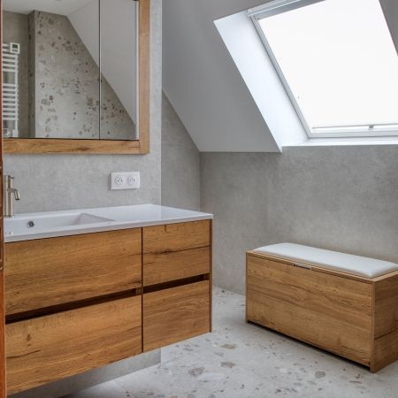 Rénovation salle de bain aux teintes naturelles