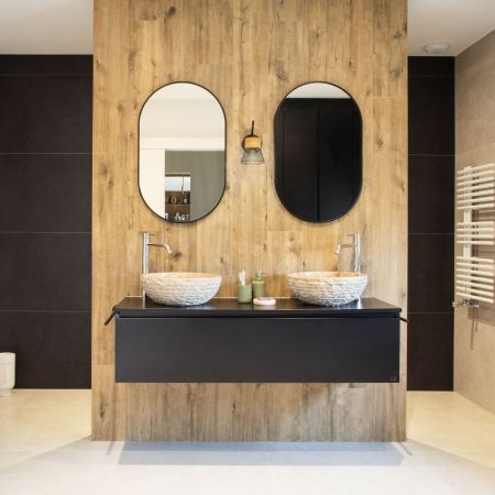 Une salle de bain au style naturel et noir