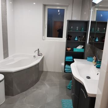 Salle de bain dans les tons blancs et gris
