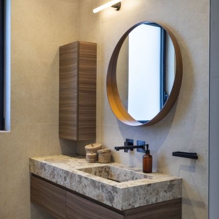 Salle de bain au caractère minéral et contemporain