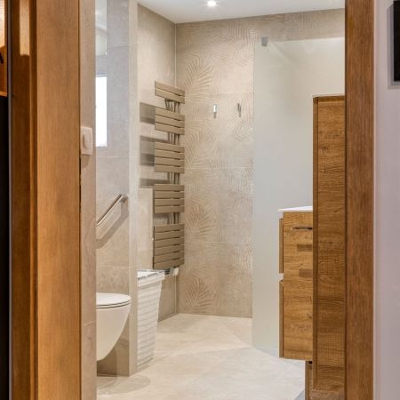 Salle de bain contemporaine aux teintes naturelles