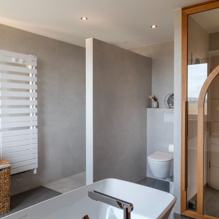 Agencement d’une salle de bain sobre et raffinée