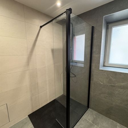 Rénovation d’une douche moderne au design épuré