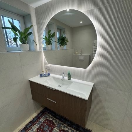 De deux espaces distincts naît une belle salle de bain