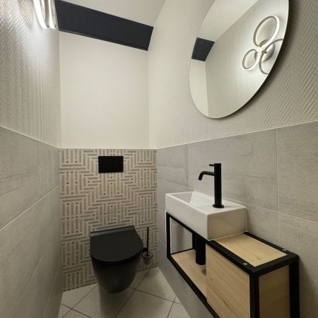 Rénovation de toilettes au style moderne et graphique