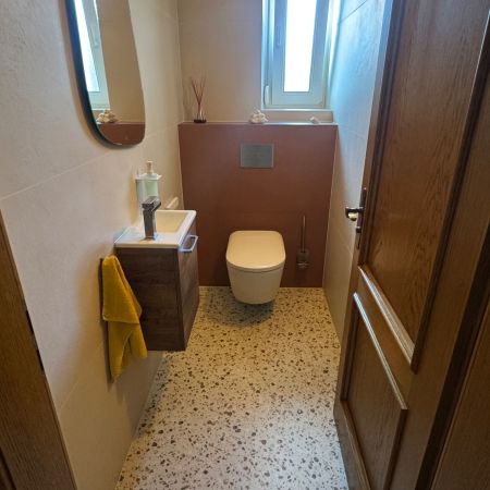 Rénovation de toilettes au charme chaleureux et naturel