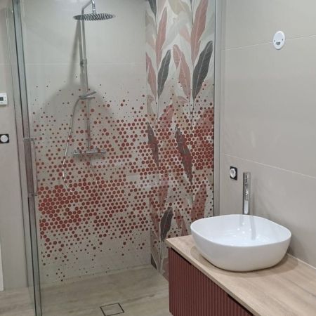 Terracotta & bois : la salle de bain prend chaleur et caractère