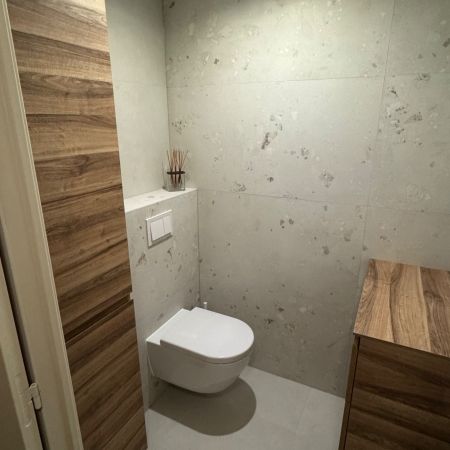 Ambiance minérale et bois pour des toilettes chaleureuses