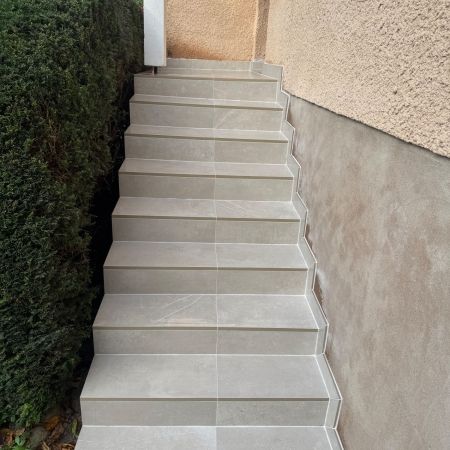 Accès extérieur rénové avec élégance et durabilité