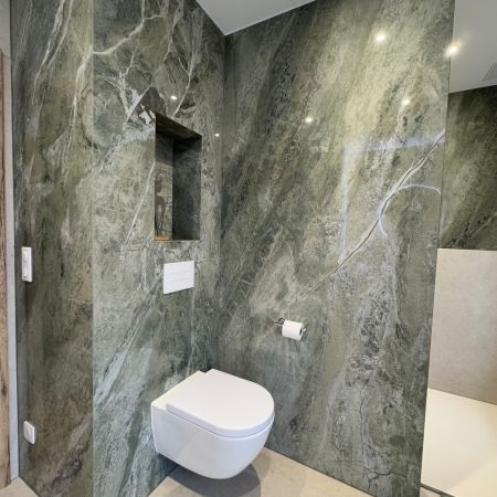 Salle de bain rénovée avec des grandes plaques de grès cérame