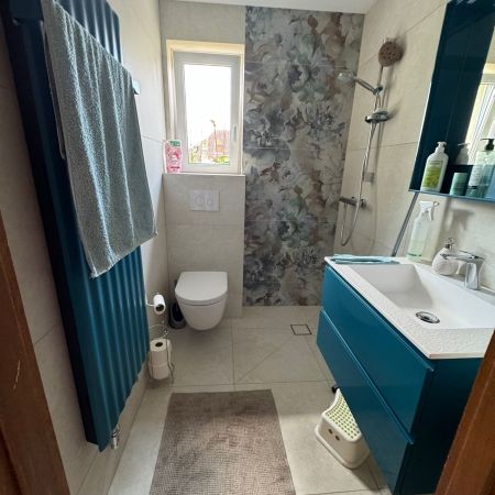 Le charme floral allié au confort moderne dans cette salle de bain Le charme floral allié au confort moderne dans cette salle de bain