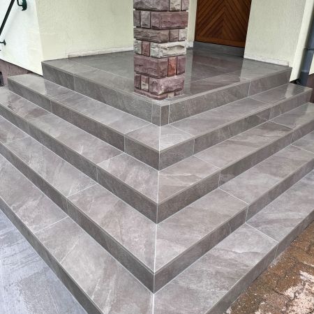 Réfection d’un escalier extérieur en grès cérame : une entrée transformée avec élégance