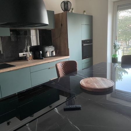 Crédence noire marbrée et plan de travail sur mesure pour une cuisine au style contemporain