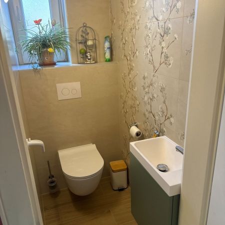 Rénovation complète de toilettes modernes et fonctionnelles