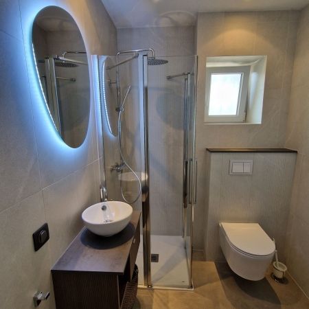 Transformation d’un WC en espace WC avec douche moderne et fonctionnel