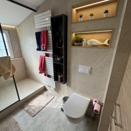 Rénovation complète de salle de bain moderne avec douche à l’italienne et matériaux grand format Rénovation complète de salle de bain moderne avec douche à l’italienne et matériaux grand format