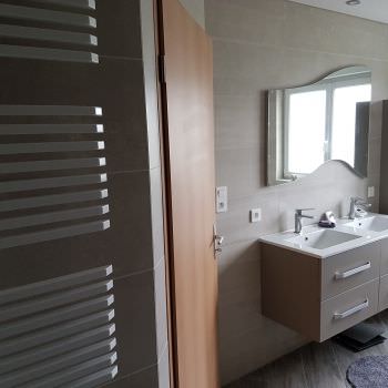 Modernisation d'une salle de bain beige et taupe