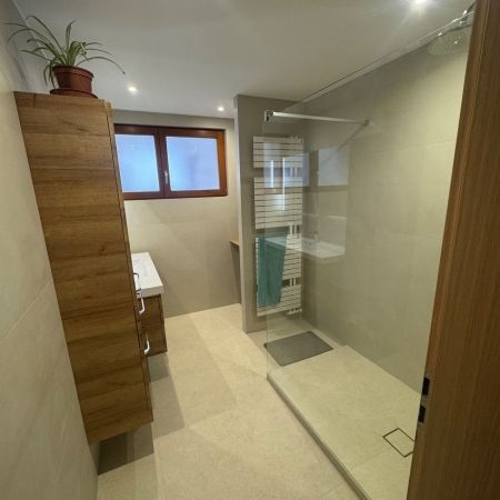 Rénovation complète d’un espace bain avec douche à l’italienne et aménagement sur-mesure