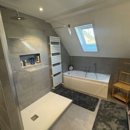Rénovation partielle d’un espace bain avec douche et baignoire