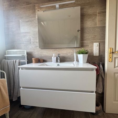 Aménagement d’un espace douche sous pente avec carrelage effet bois