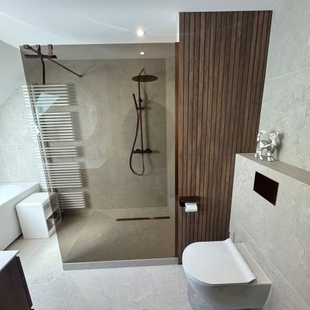 Rénovation complète avec douche à l’italienne et baignoire semi-îlot sous pente