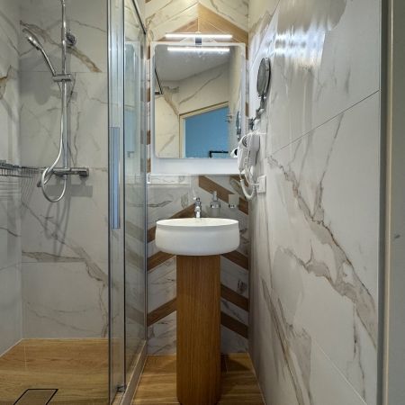 Rénovation d’une salle d’eau d’hôtel au charme marbre et bois