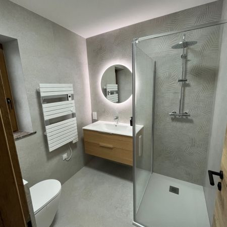 Création d’une salle de bains élégante entre douceur minérale et modernité Création d’une salle de bains élégante entre douceur minérale et modernité