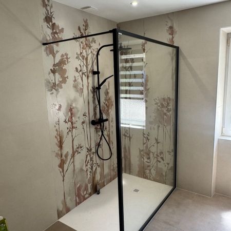 Métamorphose d’une salle de bains avec douche à l’italienne et baignoire conservée Métamorphose d’une salle de bains avec douche à l’italienne et baignoire conservée