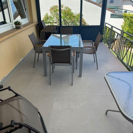 Aménagement de terrasse et balcon en carrelage extérieur grand format effet pierre