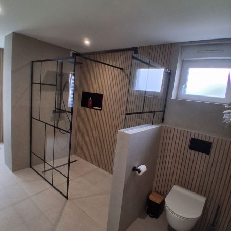 Rénovation de salle de bains contemporaine avec douche à l’italienne et effet tasseaux bois Rénovation de salle de bains contemporaine avec douche à l’italienne et effet tasseaux bois