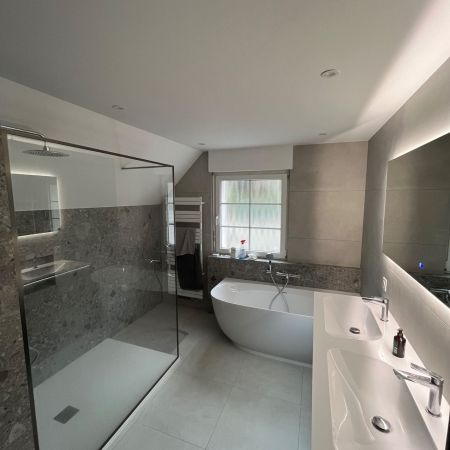Rénovation de salle de bains moderne avec douche à l’italienne et baignoire design Rénovation de salle de bains moderne avec douche à l’italienne et baignoire design