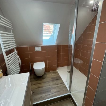 Rénovation de salle de bains sous combles avec douche à l’italienne et WC suspendu Rénovation de salle de bains sous combles avec douche à l’italienne et WC suspendu